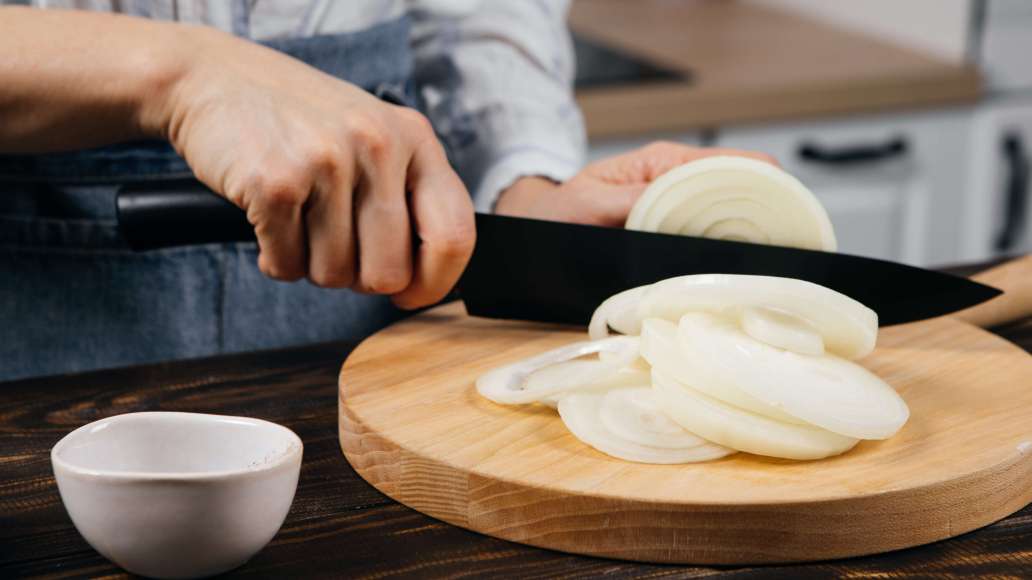 Картофель очистить и нарезать средними ломтиками. Готовое мясо переложить на бумажные полотенца. В том же жиру обжарить картофель до румяной корочки и мягкости, периодически помешивая. Нарезать лук полукольцами средней толщины. Картофель очистить и нарезать средними ломтиками. Готовое мясо переложить на бумажные полотенца. В том же жиру обжарить картофель до румяной корочки и мягкости, периодически помешивая. Нарезать лук полукольцами средней толщины.