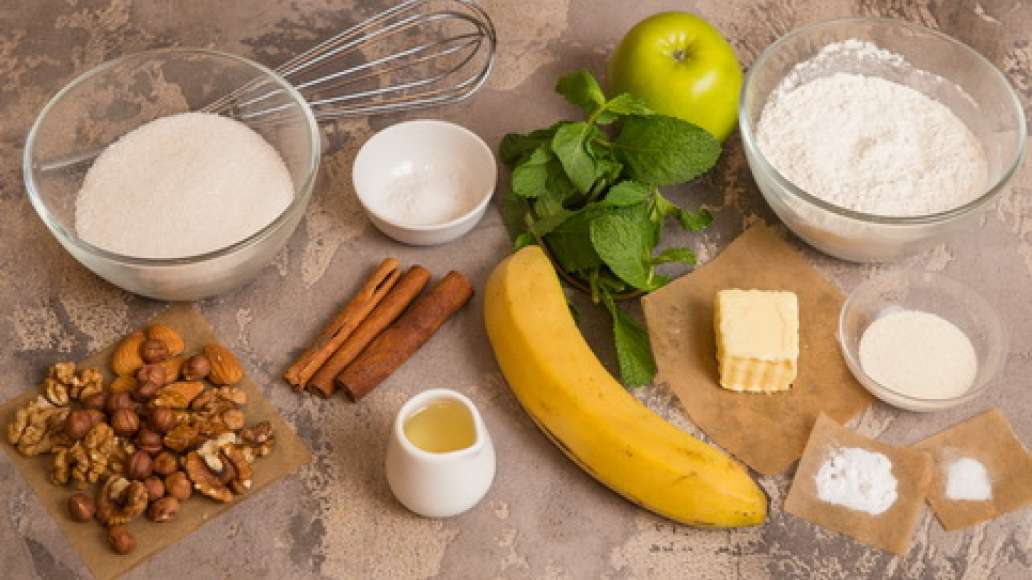 Яблоки очистить от кожуры и семян и нарезать кубиками. Бананы очистить и нарезать кружками. Грецкие орехи, миндаль и лесные орехи измельчить. Яблоки очистить от кожуры и семян и нарезать кубиками. Бананы очистить и нарезать кружками. Грецкие орехи, миндаль и лесные орехи измельчить.