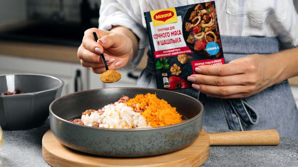 Соединить лук и морковь с двумя видами фарша. Добавить MAGGI® Приправу для сочного мяса и шашлыка и тщательно перемешать. Соединить лук и морковь с двумя видами фарша. Добавить MAGGI® Приправу для сочного мяса и шашлыка и тщательно перемешать.