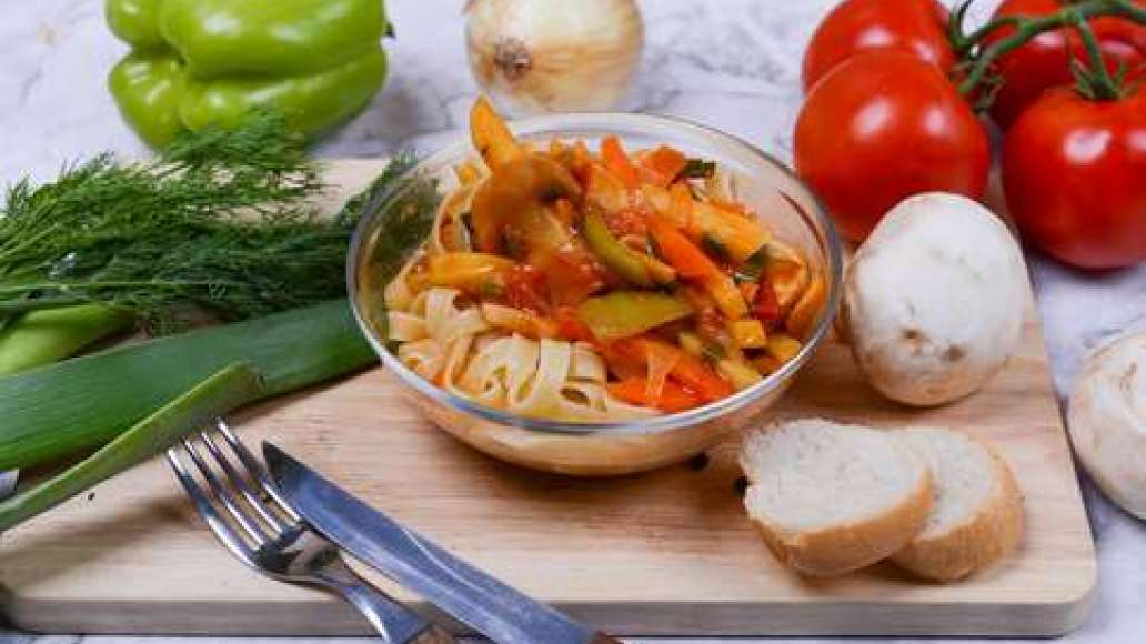 По вкусу украсьте блюдо зеленью. 