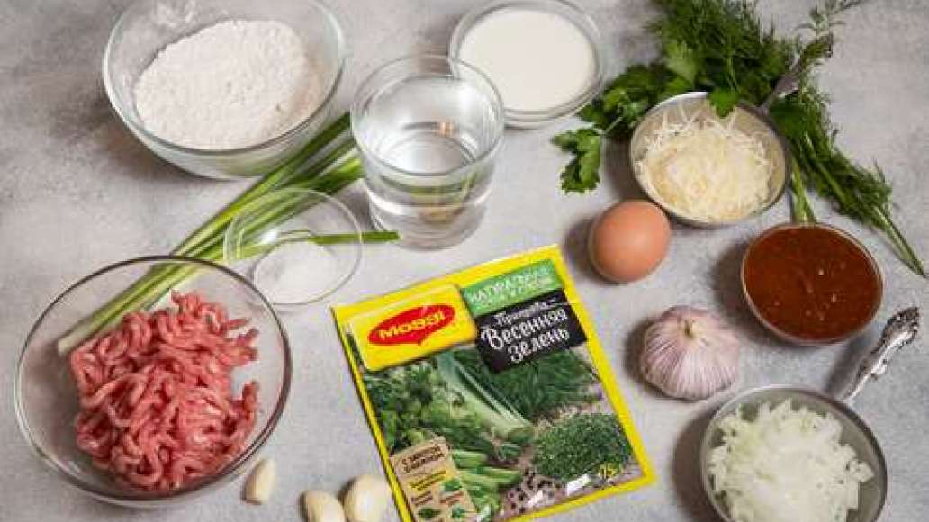 Лук очистить и нарезать мелкими кубиками. Муку просеять. Сыр натереть на терке. Лук очистить и нарезать мелкими кубиками. Муку просеять. Сыр натереть на терке.