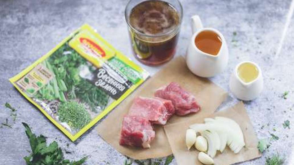 Нарезать свинину крупными кусочками. Лук нарезать полукольцами промять до получения сока, чеснок измельчить, смешать с растительным маслом. Добавить свинину темное пиво и мед.