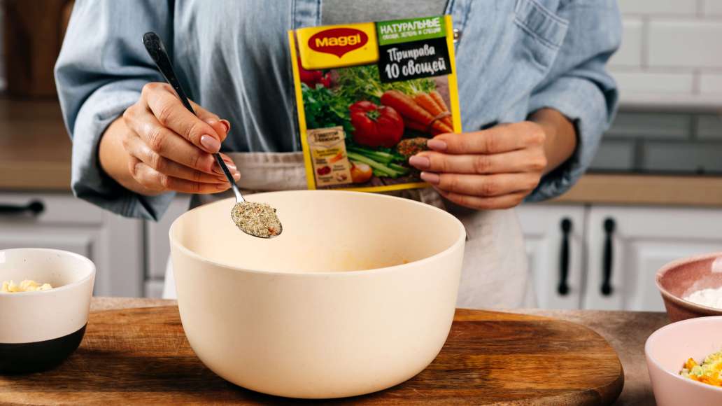 Яйца слегка взбить. Добавить MAGGI® Приправу 10 овощей. Добавить тертый картофель, капусту с морковью и луком, муку. Тщательно перемешать до получения теста консистенции густой сметаны.