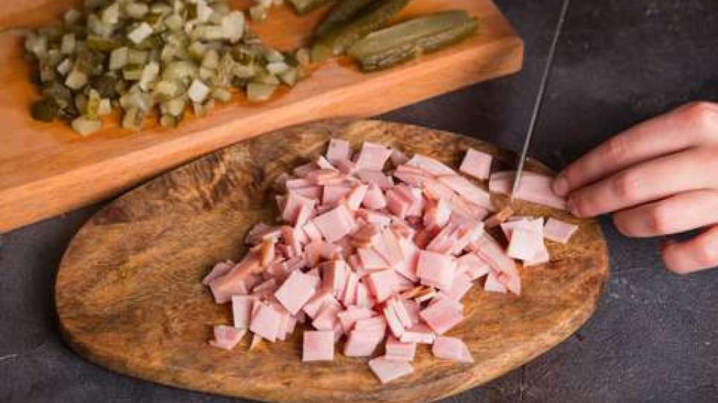 Нарезать ветчину кубиками. Соленые огурцы нарезать кубиками. Нарезать ветчину кубиками. Соленые огурцы нарезать кубиками.