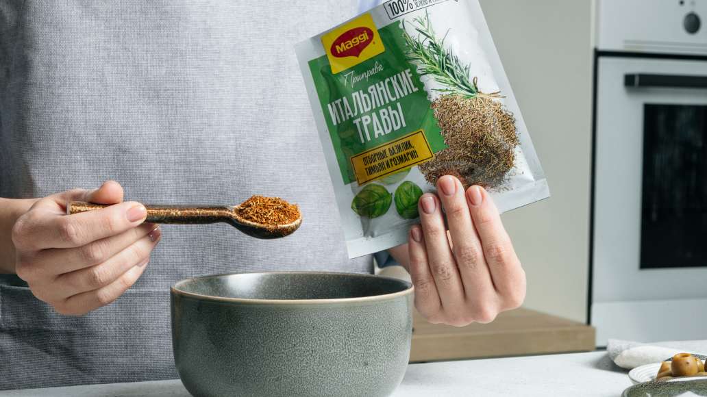 В отдельной миске MAGGI® Итальянские травы смешать с оливковым маслом
и хорошо перемешать.