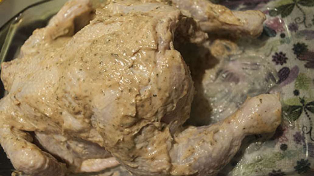 Хорошенько промазать курицу нашим маринадом. В таком виде оставить птицу мариноваться на 2-3 часа. Хорошенько промазать курицу нашим маринадом. В таком виде оставить птицу мариноваться на 2-3 часа.
