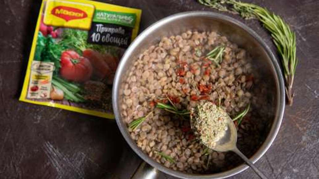 Положить чечевицу в сотейник, влить воду, насыпать MAGGI® Приправа 10 овощей, добавить тимьян и розмарин и перемешать. Готовить при слабом нагреве под крышкой в течение 20 минут. Добавить к чечевице вяленые томаты и продолжать готовить еще 5 минут. Положить чечевицу в сотейник, влить воду, насыпать MAGGI® Приправа 10 овощей, добавить тимьян и розмарин и перемешать. Готовить при слабом нагреве под крышкой в течение 20 минут. Добавить к чечевице вяленые томаты и продолжать готовить еще 5 минут.