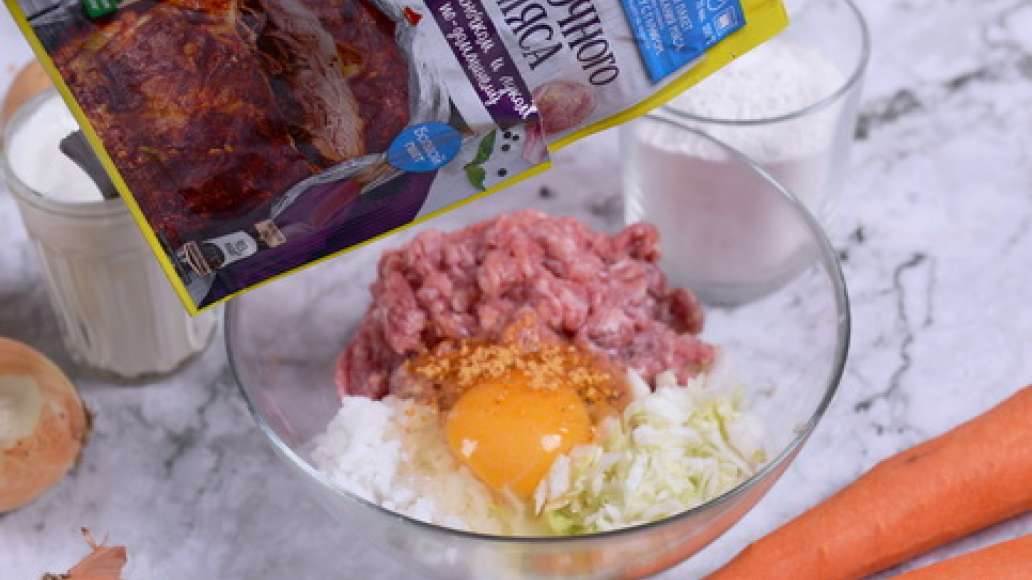 Нашинкуйте капусту. Смешайте в большой миске фарш, рис, яйцо, MAGGI® На Второе для домашних ленивых голубцов, соль и перец. Нашинкуйте капусту. Смешайте в большой миске фарш, рис, яйцо, MAGGI® На Второе для домашних ленивых голубцов, соль и перец.