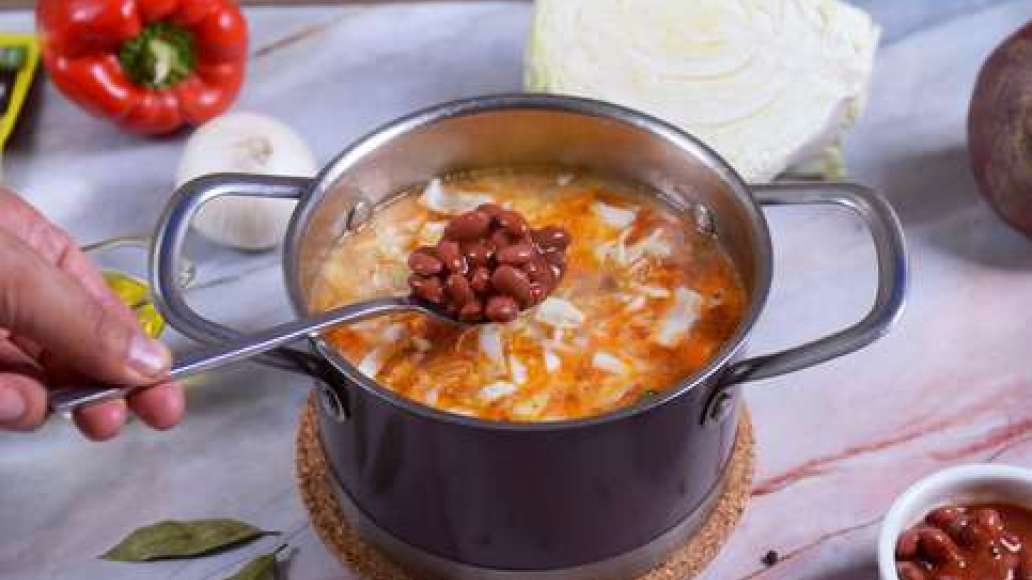 Нашинкуйте капусту. Добавьте в кастрюлю с курицей зажарку, фасоль, капусту и лавровый лист. Перемешайте и варите 10-15 минут. Нашинкуйте капусту. Добавьте в кастрюлю с курицей зажарку, фасоль, капусту и лавровый лист. Перемешайте и варите 10-15 минут.