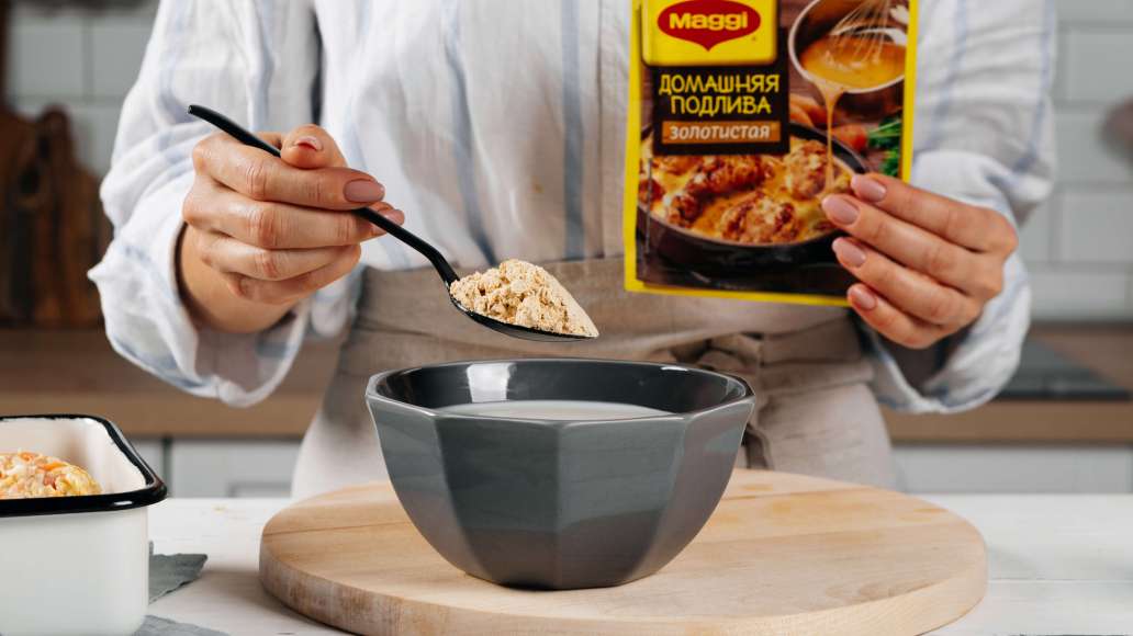 В отдельной ёмкости смешать молоко с MAGGI® Подлива домашняя золотистая.