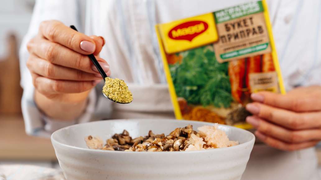 Добавить в картофельную массу грибы, яйцо, MAGGI® Приправу универсальную Букет приправ и тщательно перемешать. Добавить в картофельную массу грибы, яйцо, MAGGI® Приправу универсальную Букет приправ и тщательно перемешать.