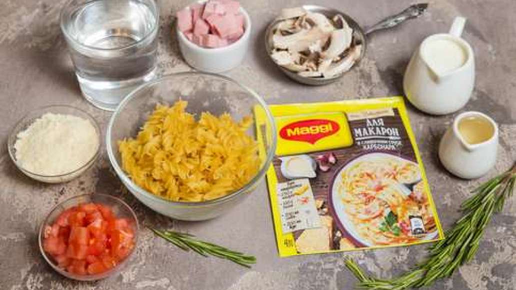 Помидоры нарезать кубиками. Шампиньоны нарезать пластинками. Ветчину нарезать соломкой. Листочки розмарина отделить от стеблей и мелко нарезать. Сыр натереть на терке. Помидоры нарезать кубиками. Шампиньоны нарезать пластинками. Ветчину нарезать соломкой. Листочки розмарина отделить от стеблей и мелко нарезать. Сыр натереть на терке.