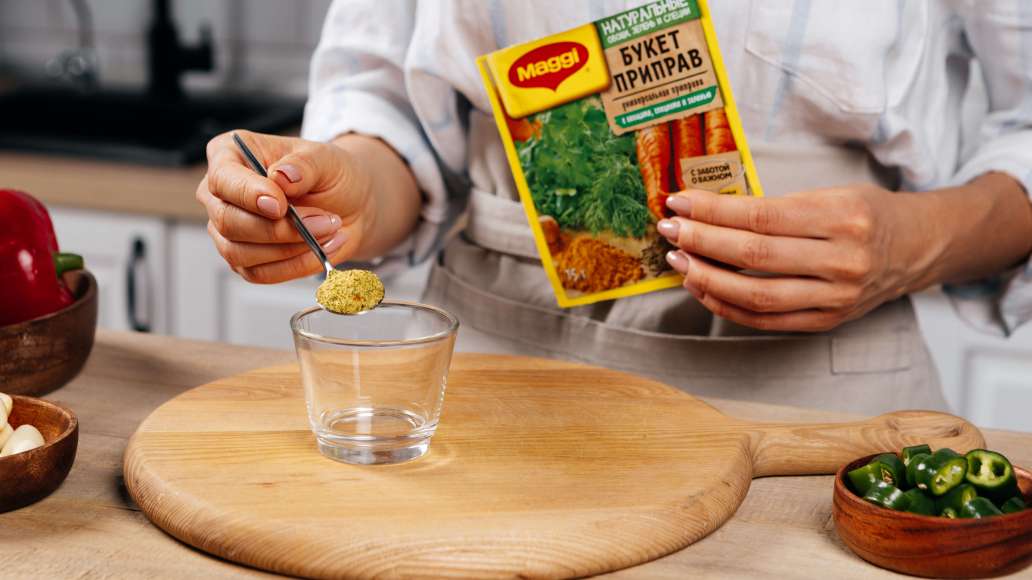 В отдельной небольшой емкости смешать горячую воду с MAGGI® Приправой универсальной Букет приправ. Оставить на 3 минуты. В отдельной небольшой емкости смешать горячую воду с MAGGI® Приправой универсальной Букет приправ. Оставить на 3 минуты.