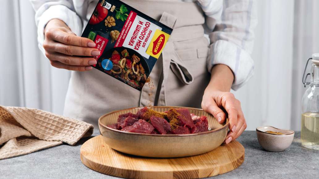 Добавить к мясу MAGGI® Приправу для сочного мяса и шашлыка, растительное масло, горчицу. Добавить к мясу MAGGI® Приправу для сочного мяса и шашлыка, растительное масло, горчицу.