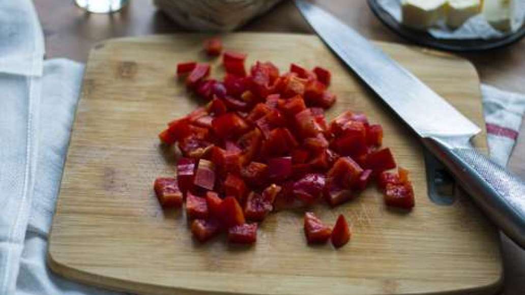 Нарежьте перец средними кубиками. Нарежьте перец средними кубиками.