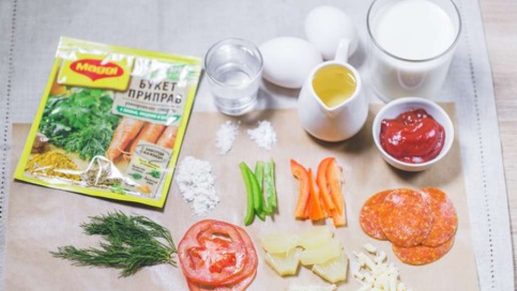 Нарезать помидоры толстыми колечками. Колбасу нарезать тонкими колечками. Ананас нарезать кубиком. Сыр натереть на крупной терке. Болгарский перец нарезать соломкой.
