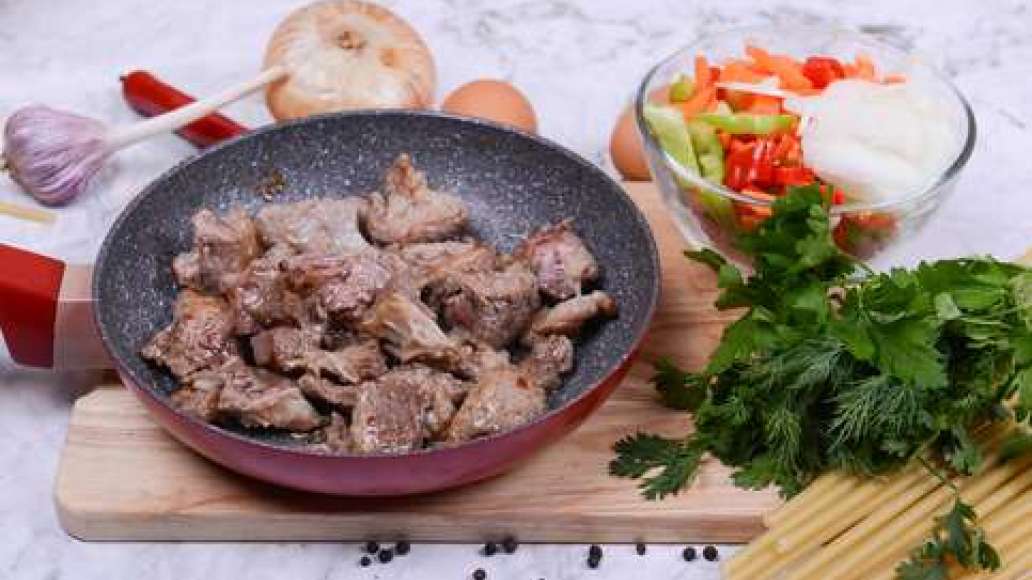 Нарежьте мясо небольшими кубиками, обжарьте в растительном масле 15-20 минут. Нарежьте мясо небольшими кубиками, обжарьте в растительном масле 15-20 минут.