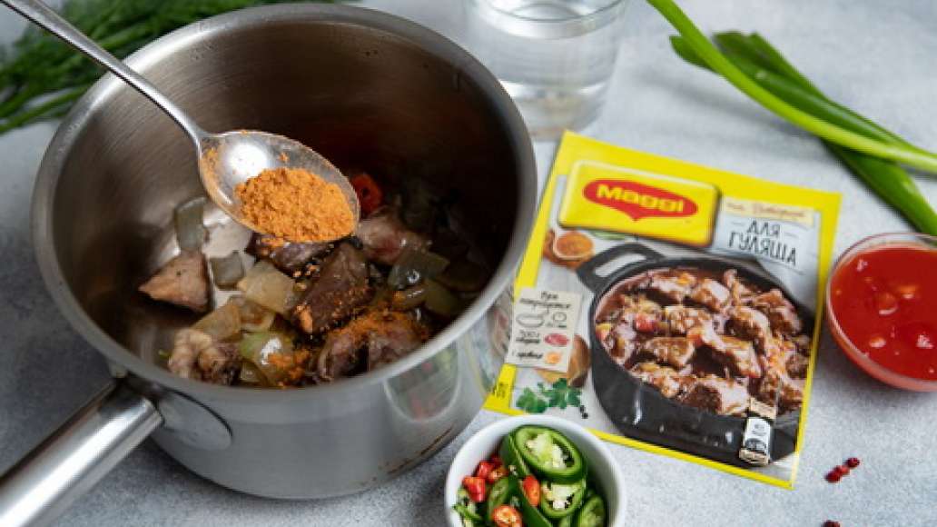 Добавить MAGGI® НА ВТОРОЕ для гуляша, воду, специи, острый перец нарезанный колечками, помидоры в собственном соку. Тушить до готовности. Добавить MAGGI® НА ВТОРОЕ для гуляша, воду, специи, острый перец нарезанный колечками, помидоры в собственном соку. Тушить до готовности.