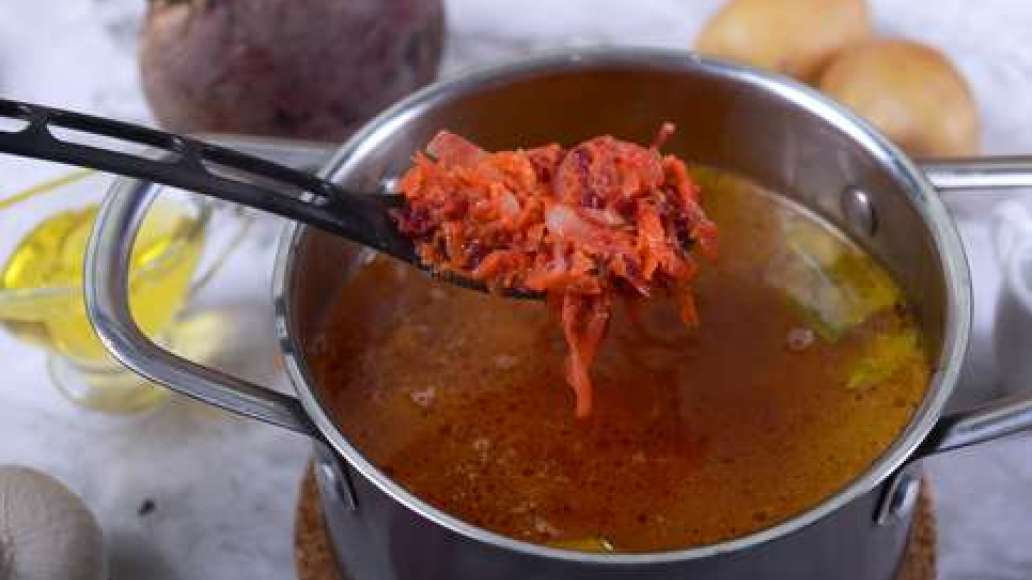 Когда курица сварится, достаньте её из кастрюли, процедите бульон и верните на огонь. Нарежьте картофель кубиками и добавьте в кастрюлю с бульоном. Когда картофель приготовится, добавьте в суп зажарку. 