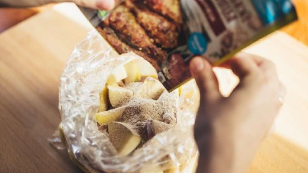 Высыпать в пакет смесь для приготовления курицы.
Закрепить пакет зажимом в 6—8 см от края пакета и аккуратно распределить смесь внутри, избегая резких движений. Поместить пакет в форму для запекания так, чтобы хвостик от пакета был снаружи. Запекать 50 м