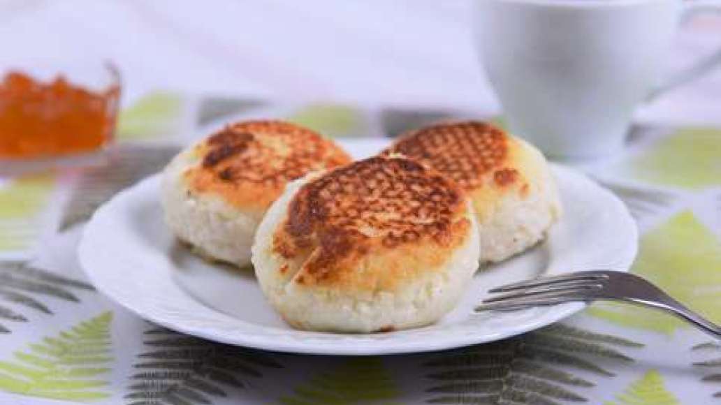 Готовые сырники подавайте с топингом по вкусу.