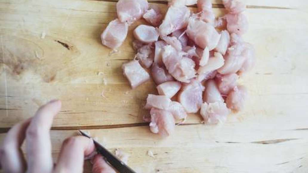 Куриное филе нарезать, обжарить на сковороде с маслом.