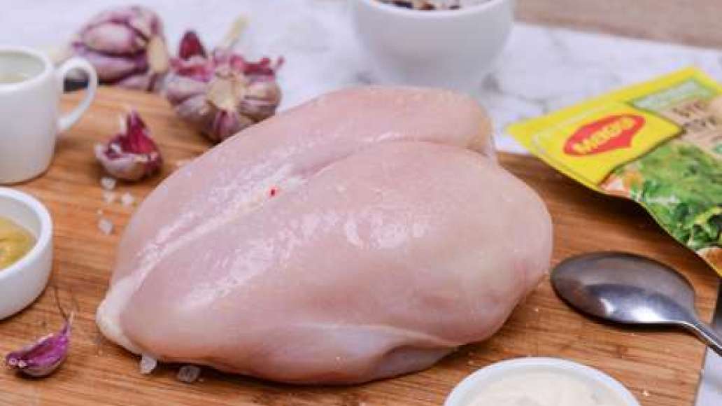 Промойте мясо, промокните бумажным полотенцем и нарежьте на квадратные кусочки по 4-5 см.