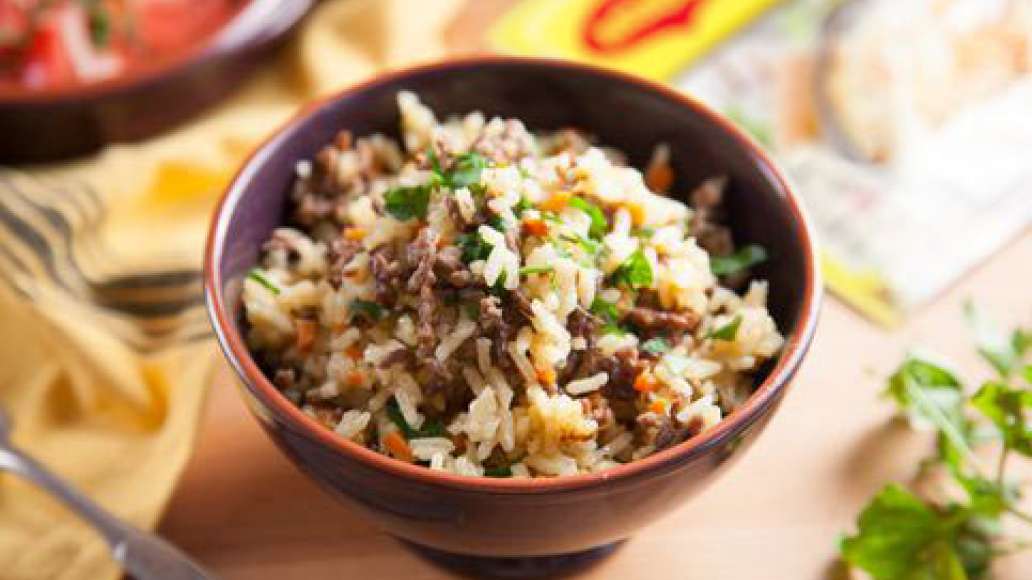 Вкусный плов готов! При подаче посыпать зеленью. 