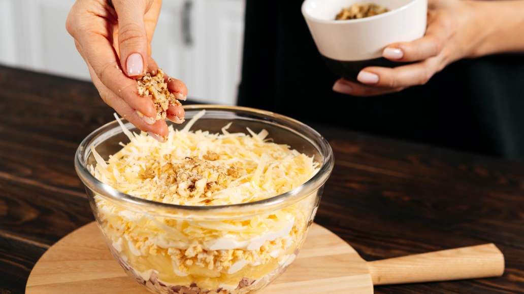 Посыпать салат ореховой крошкой и охладить в течение часа.
Посыпать салат ореховой крошкой и охладить в течение часа.