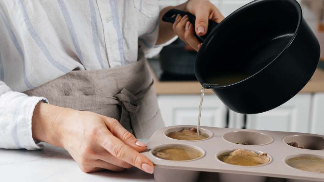 Аккуратно залить желатиновым бульоном и убрать до полного застывания в холодильник (около двух часов). Подавать заливное, украсив столовым хреном. Аккуратно залить желатиновым бульоном и убрать до полного застывания в холодильник (около двух часов). Подавать заливное, украсив столовым хреном.