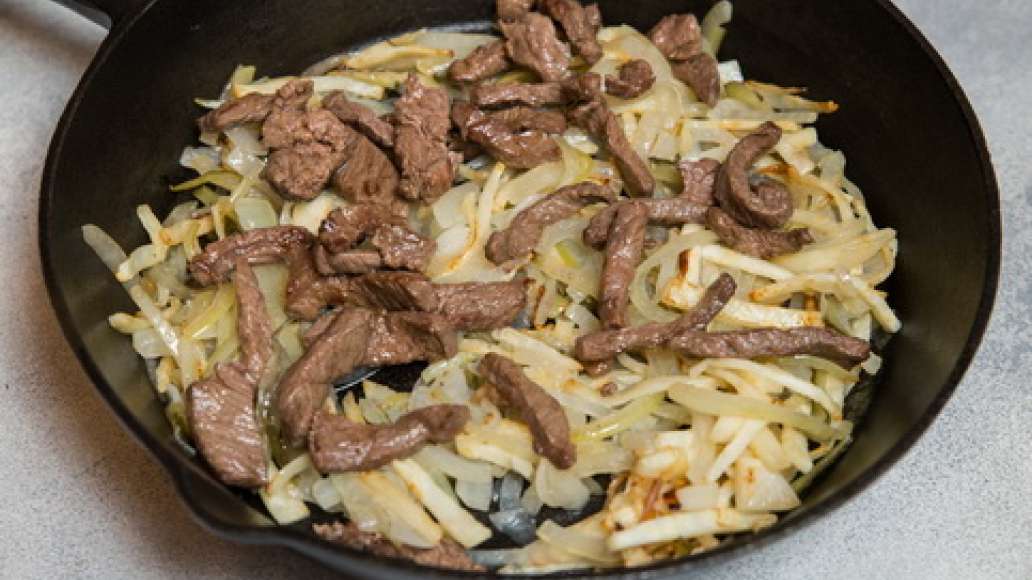 Разогреть в сотейнике растительное масло и обжарить лук, мясо и сельдерей. 