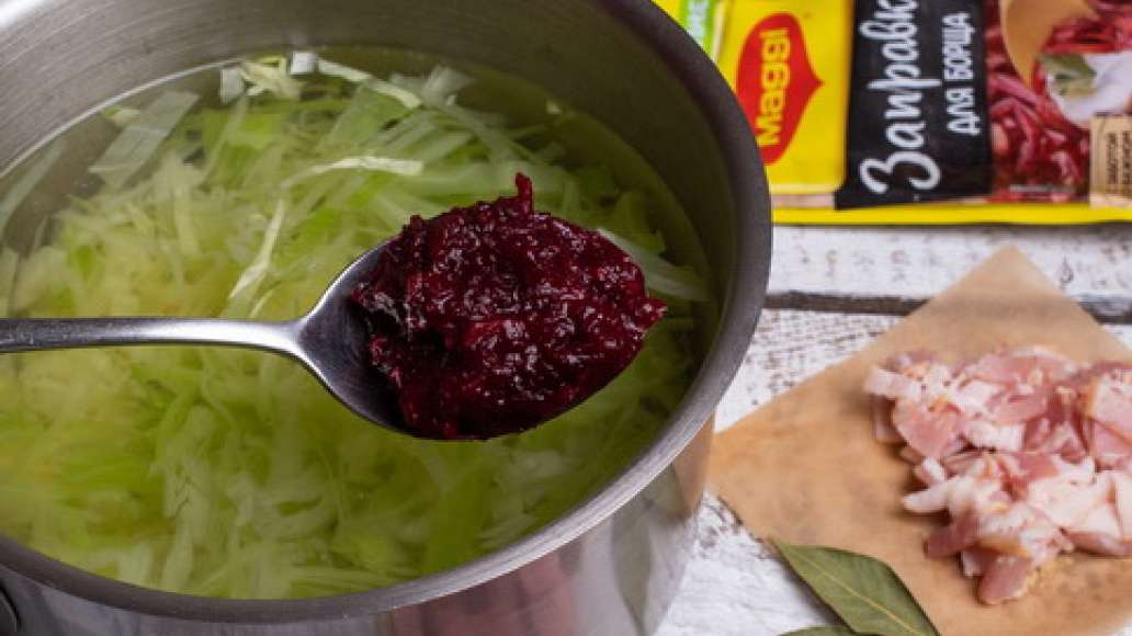 За пять минут до готовности добавить специи MAGGI® Заправка для борща, сосиски, бекон, розовый перец. Проверить на соль. 