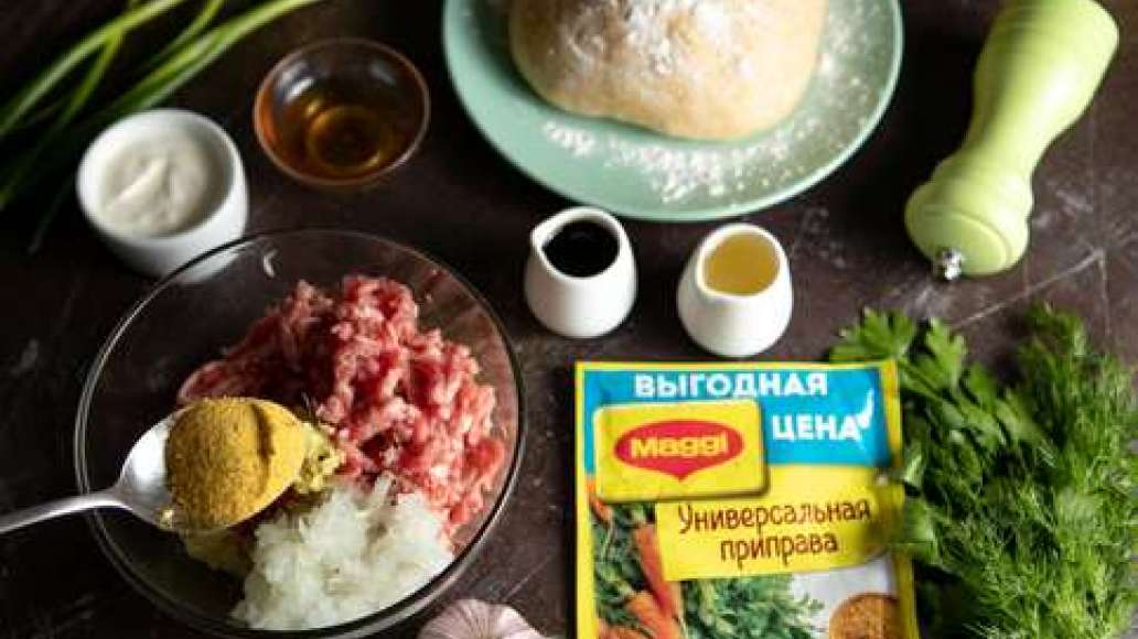 Мелко нарезать зелень и измельчить ножом черный перец. Добавить кунжутное масло в фарш.Перемешать фарш и остальные ингредиенты сMAGGI® Универсальная приправа. Достать тесто из холодильника, присыпать мукой стол или раскаточную доску. Мелко нарезать зелень и измельчить ножом черный перец. Добавить кунжутное масло в фарш.Перемешать фарш и остальные ингредиенты сMAGGI® Универсальная приправа. Достать тесто из холодильника, присыпать мукой стол или раскаточную доску.