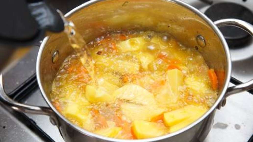 Добавить очищенный и нарезанный картофель. Влить воду (она должна лишь слегка покрывать овощи) и варить до готовности картофеля. Добавить очищенный и нарезанный картофель. Влить воду (она должна лишь слегка покрывать овощи) и варить до готовности картофеля.
