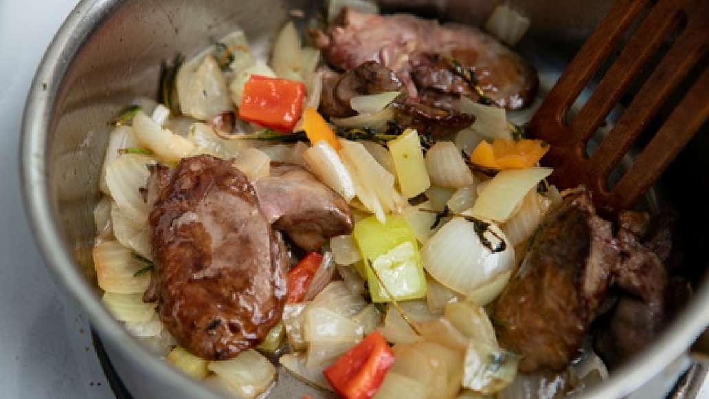 Обжарить лук, болгарский перец, куриную печень до полуготовности. Параллельно отварить бурый рис. Обжарить лук, болгарский перец, куриную печень до полуготовности. Параллельно отварить бурый рис.
