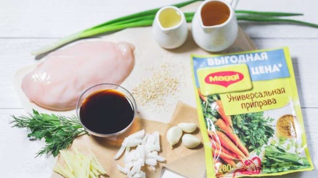 Филе курицы очистить от кожи и костей. Нарезать лук мелким кубиком. Очистить и нарезать имбирь и чеснок. Филе курицы очистить от кожи и костей. Нарезать лук мелким кубиком. Очистить и нарезать имбирь и чеснок.