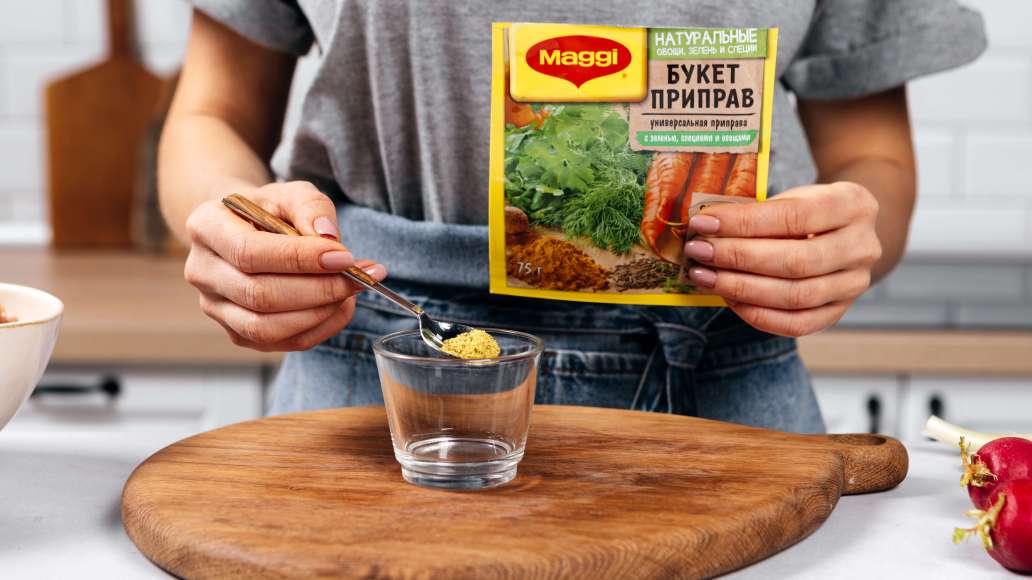 В отдельной небольшой емкости смешать горячую воду с MAGGI® Приправой универсальной Букет приправ, оставить на 3 минуты. Добавить к приправе горчицу и перемешать до однородности. В отдельной небольшой емкости смешать горячую воду с MAGGI® Приправой универсальной Букет приправ, оставить на 3 минуты. Добавить к приправе горчицу и перемешать до однородности.