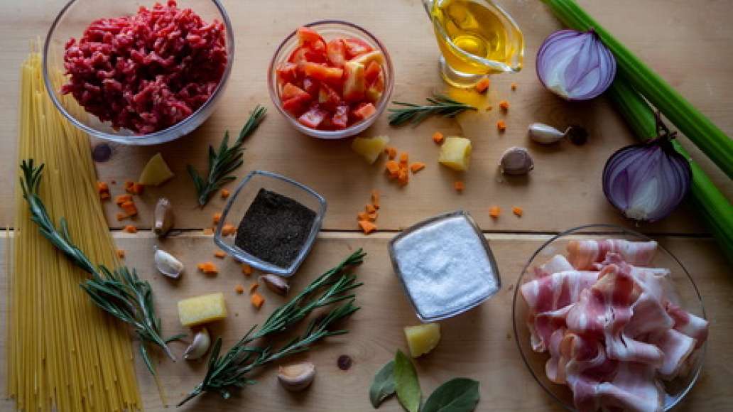 Подготовьте продукты: достаньте бекон из упаковки, дайте подышать фаршу, слейте помидоры из банки.