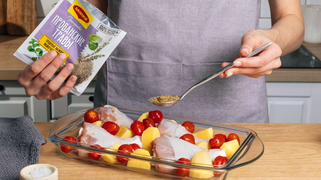 Добавить MAGGI® Прованские травы и аккуратно перемешать. Добавить MAGGI® Прованские травы и аккуратно перемешать.