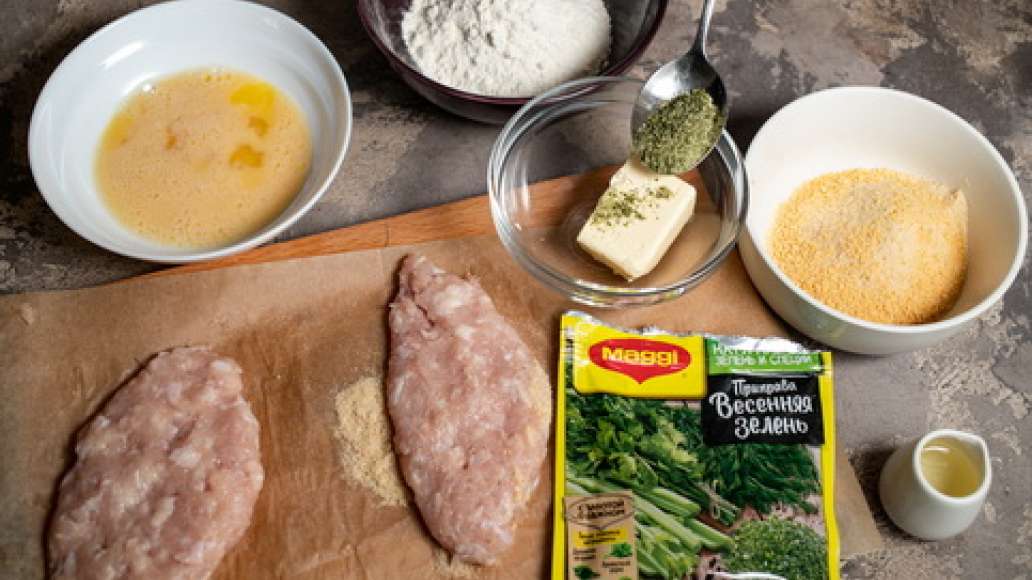 Соединить сливочное масло с MAGGI® Приправа Весенняя зелень и перемешать. Взбить яйцо. Соединить сливочное масло с MAGGI® Приправа Весенняя зелень и перемешать. Взбить яйцо.