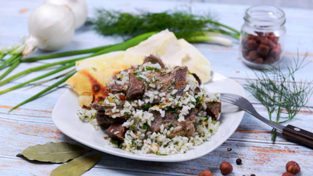 Готовый плов подавайте с кусочками лаваша. Готовый плов подавайте с кусочками лаваша.
