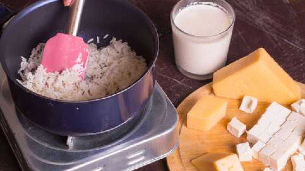 Разогреть в глубокой сковородке сливочное масло и обжарить рис, постоянно перемешивая. Влить вино и готовить, пока жидкость не испарится. Готовить ризотто еще 15-20 минут, подливая небольшими порциями воду, а затем сливки. Разогреть в глубокой сковородке сливочное масло и обжарить рис, постоянно перемешивая. Влить вино и готовить, пока жидкость не испарится. Готовить ризотто еще 15-20 минут, подливая небольшими порциями воду, а затем сливки.