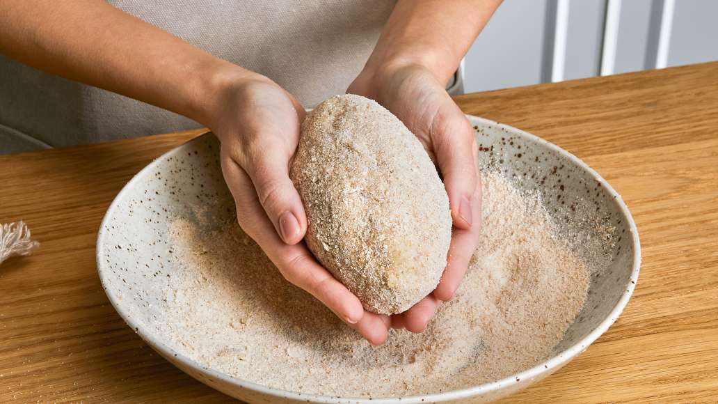 Сформировать из фарша котлету, внутрь положить кусочек масла с песто.
Котлеты опустить в панировку из панировочных сухарей. Сформировать из фарша котлету, внутрь положить кусочек масла с песто.
Котлеты опустить в панировку из панировочных сухарей.