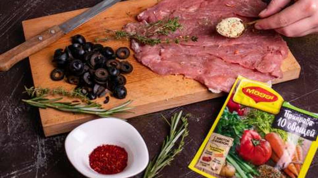 Отбить свинину в тонкий пласт и посыпать MAGGI® Приправа 10 овощей. Маслины нарезать колечками. Отделить от веток листочки тимьяна и розмарина. Отбить свинину в тонкий пласт и посыпать MAGGI® Приправа 10 овощей. Маслины нарезать колечками. Отделить от веток листочки тимьяна и розмарина.