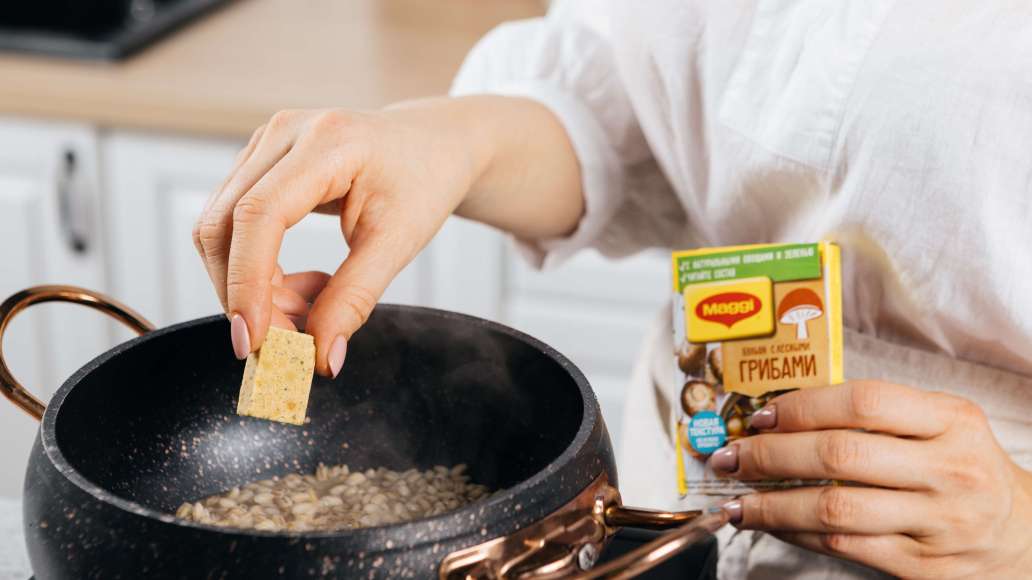 К перловке добавить MAGGI® Бульон с лесными грибами и варить еще 5 минут. Переложить овощи с грибами к готовой перловой каше, перемешать и снять с огня.