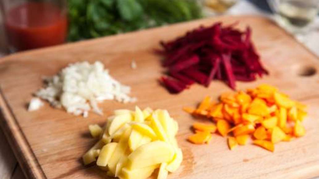 Капусту нашинковать. Лук нарезать кубиком, морковь и свеклу – соломкой (можно натереть на крупной терке), картофель — брусками.
Капусту нашинковать. Лук нарезать кубиком, морковь и свеклу – соломкой (можно натереть на крупной терке), картофель — брусками.