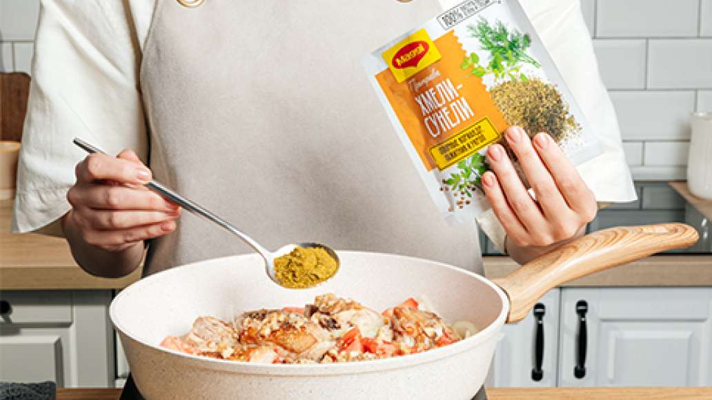 Добавить MAGGI® Хмели-сунели, грецкие орехи, помидоры и 1 стакан воды.
Перемешать и тушить на среднем огне 40 мин.