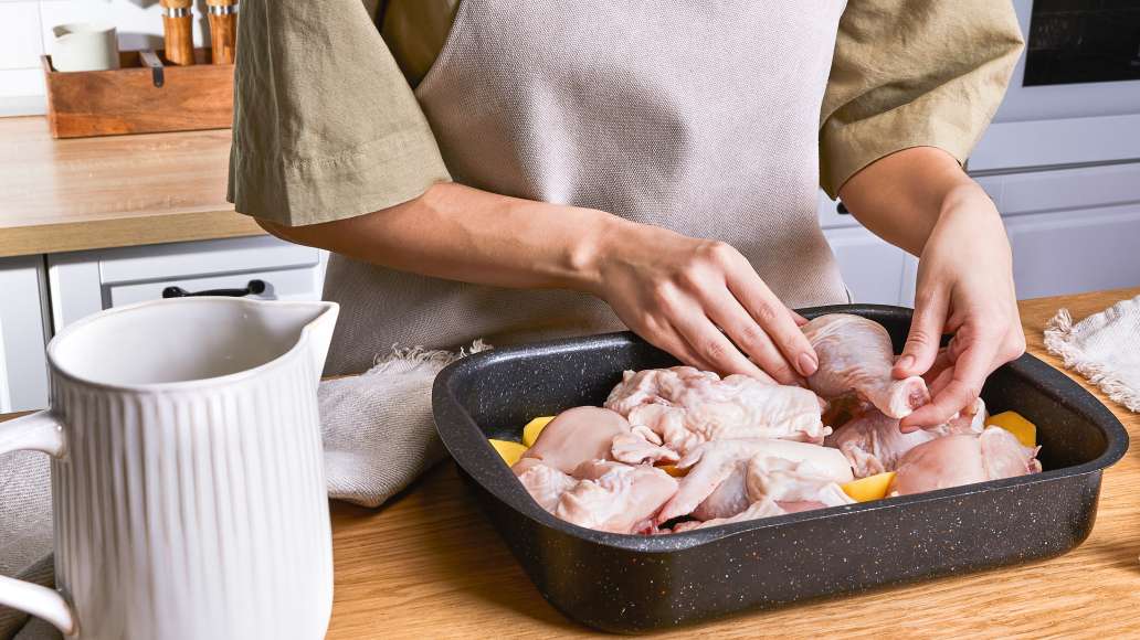 Курицу разделить на 8 порционных кусков и выложить поверх картофеля.