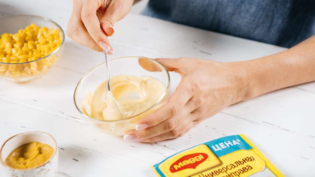 MAGGI® Приправа универсальная смешать с горячей водой, оставить на три минуты. Смешать с лёгким майонезом и неострой горчицей. 
