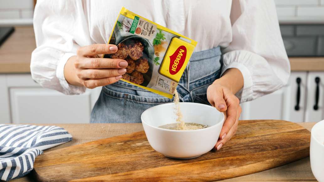 В теплую воду всыпать смесь MAGGI® НА ВТОРОЕ для котлет. Хорошо перемешать. Дать настояться 2 минуты. Соединить с фаршем и перемешать до равномерности. Смочить руки в холодной воде и сформировать котлетки.